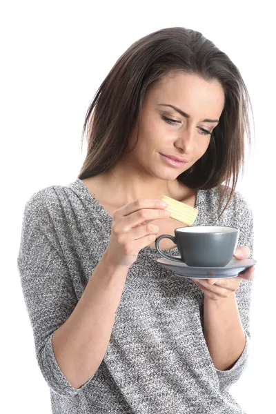 Jonge vrouw die een kop koffie drinkt — Stockfoto