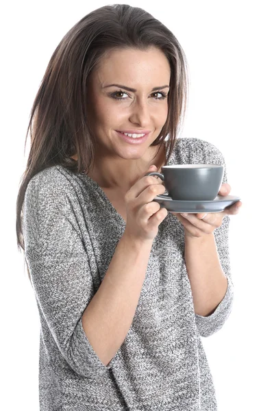 Giovane donna che beve una tazza di caffè — Foto Stock