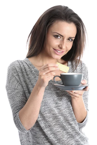 Jonge vrouw die een kop koffie drinkt — Stockfoto