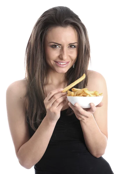 Mladá žena jíst chipsy — Stock fotografie