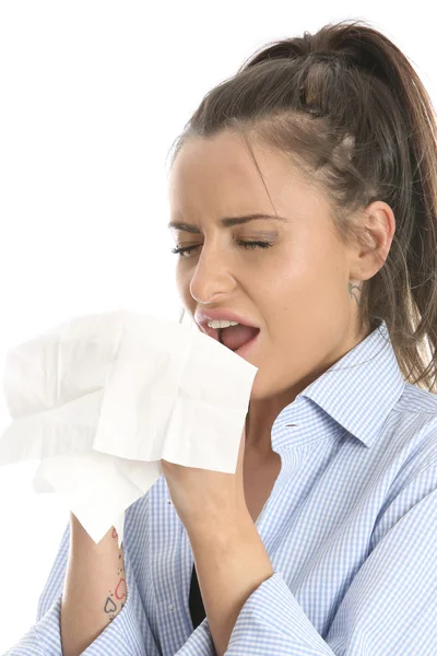 Jonge vrouw niezen in papier weefsel — Stockfoto