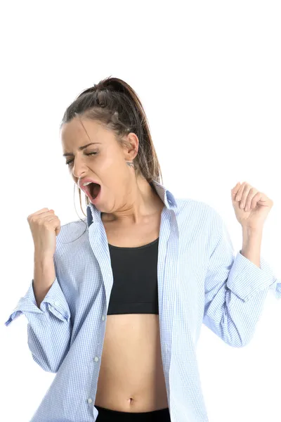 Молодая женщина зевает и растягивается — стоковое фото