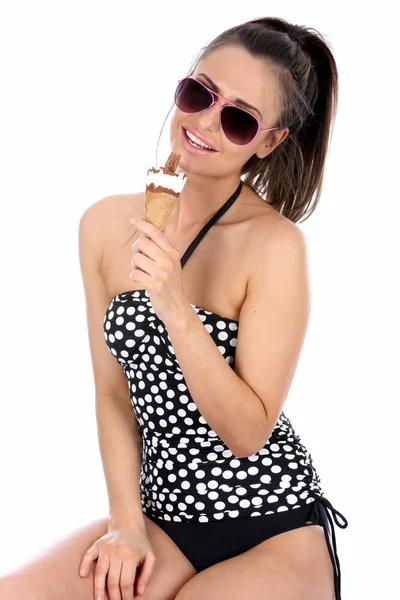 Jovem mulher comer sorvete Cone — Fotografia de Stock