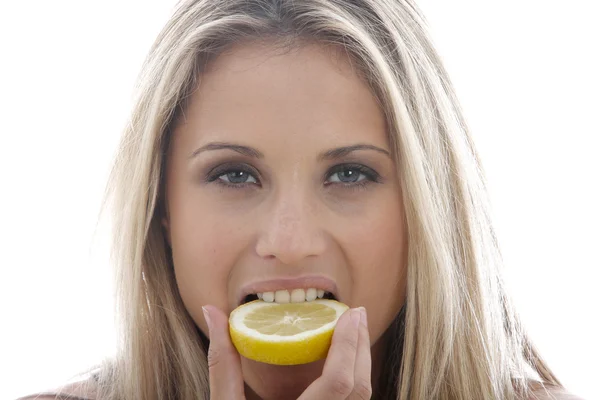 Giovane donna succhiare un limone — Foto Stock