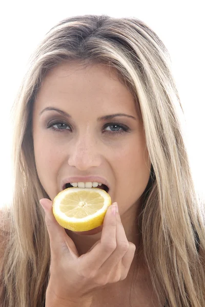 年轻女子吮柠檬 — 图库照片