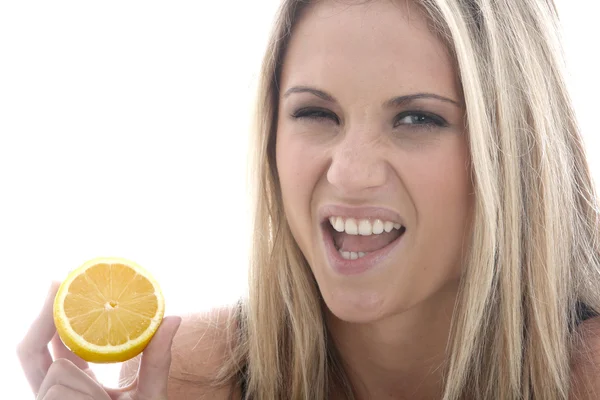 Jovem mulher chupando um limão — Fotografia de Stock