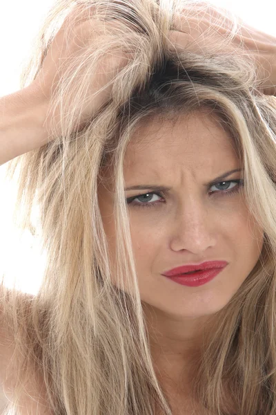 Arg ung kvinna drar hennes hår — Stockfoto
