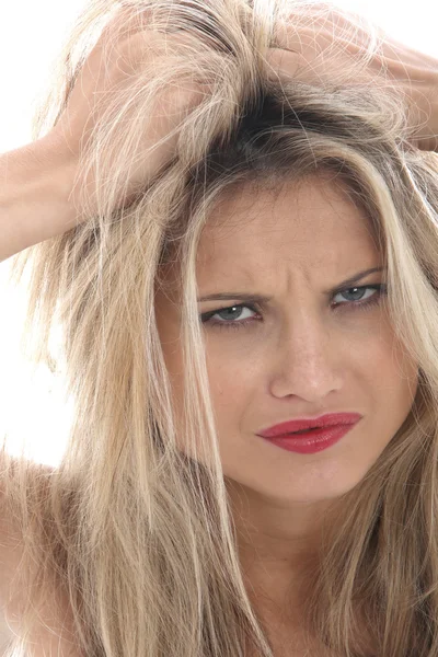 Arrabbiato giovane donna tirando il suo capelli — Foto Stock