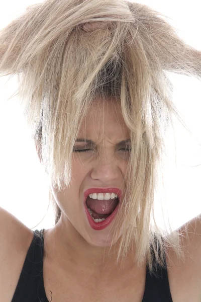 Arrabbiato giovane donna tirando il suo capelli — Foto Stock