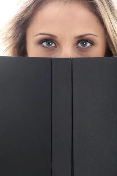 Mujer joven leyendo un libro —  Fotos de Stock