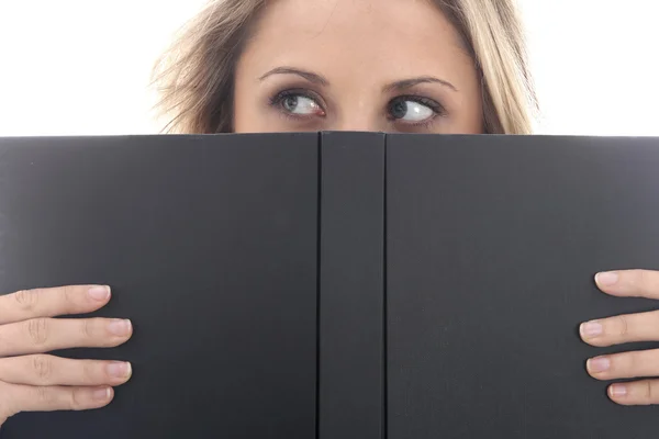 Jonge vrouw die een boek leest Stockfoto