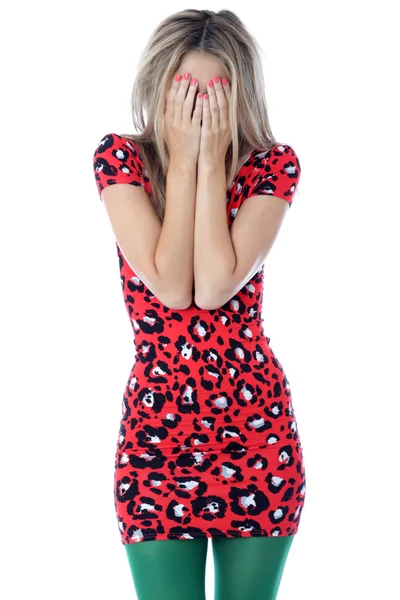 Mujer joven con un mini vestido rojo y medias verdes — Foto de Stock