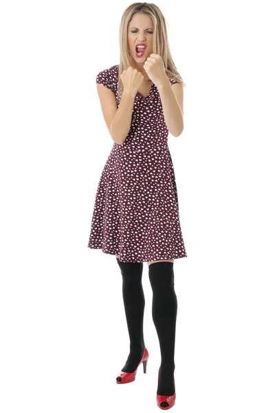 Sevimli genç bir kadın diz ile kısa bir mini elbise modelleme — Stok fotoğraf