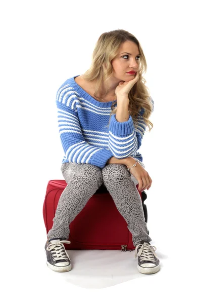 Jeune femme avec une valise rouge — Photo