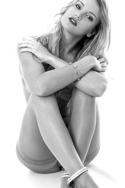 Sexig blond kvinna klädd i underkläder — Stockfoto