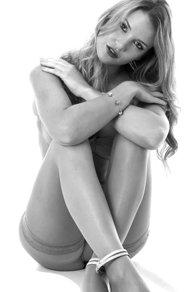 Sexig blond kvinna klädd i underkläder — Stockfoto