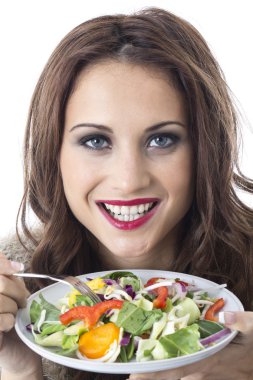 çekici bir genç kadın heyecan yeme sebze kızarmış