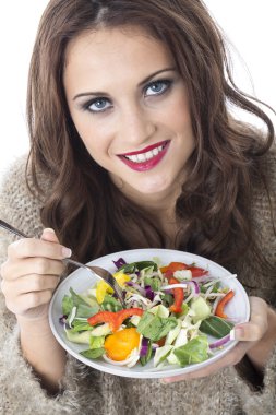 çekici bir genç kadın heyecan yeme sebze kızarmış