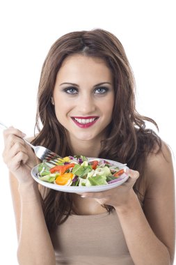 çekici bir genç kadın heyecan yeme sebze kızarmış