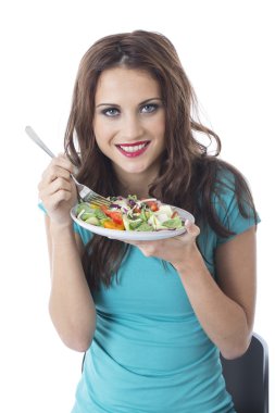 çekici bir genç kadın heyecan yeme sebze kızarmış