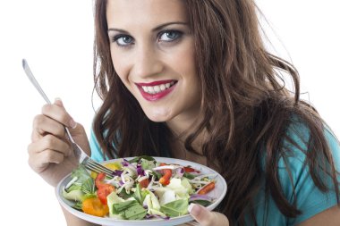 çekici bir genç kadın heyecan yeme sebze kızarmış