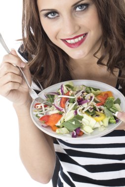 çekici bir genç kadın heyecan yeme sebze kızarmış