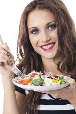 çekici bir genç kadın heyecan yeme sebze kızarmış