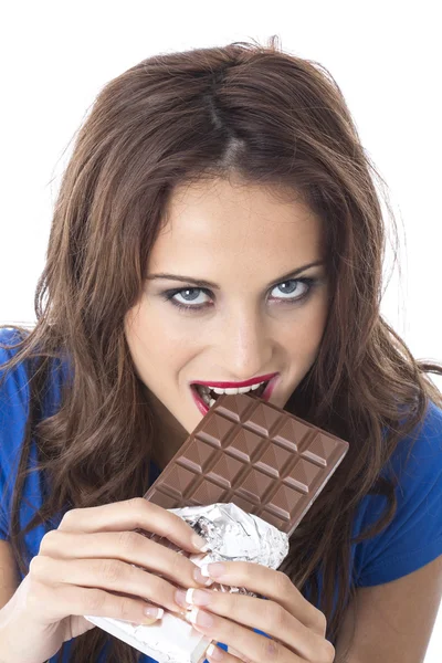 Felice giovane donna mangiare cioccolato — Foto Stock