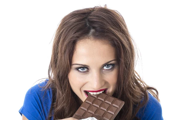 Счастливая молодая женщина ест шоколад — стоковое фото