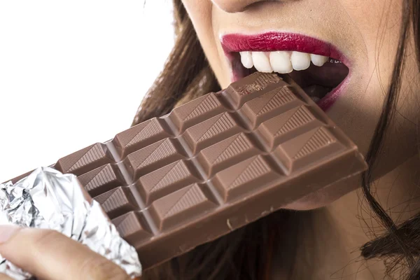 Mutlu genç kadın çikolata yeme — Stok fotoğraf