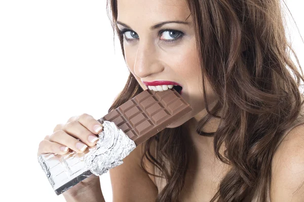 Szczęśliwa młoda kobieta jedzenie czekolady — Zdjęcie stockowe