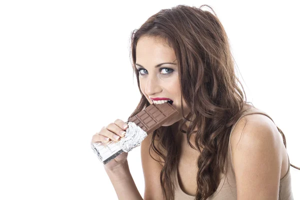 Mutlu genç kadın çikolata yeme — Stok fotoğraf