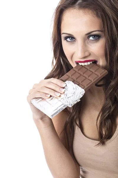 Felice giovane donna mangiare cioccolato — Foto Stock