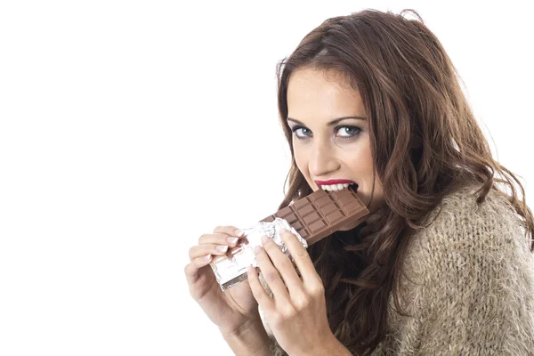 Jovem feliz comendo chocolate — Fotografia de Stock
