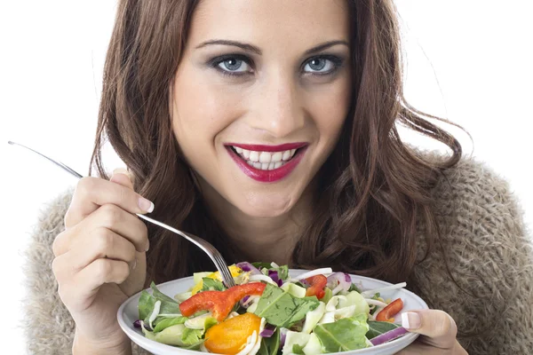 Vonzó fiatal nő evés keverjük sült zöldségek — Stock Fotó