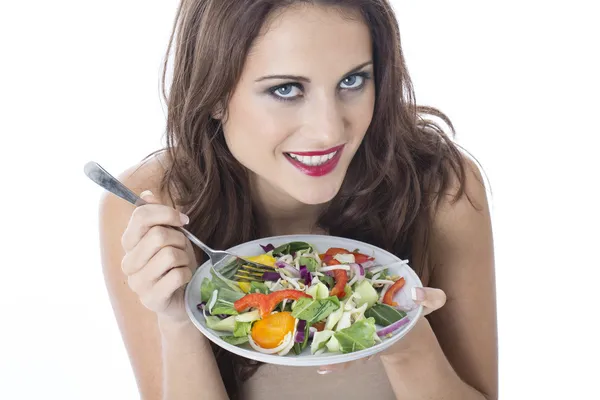 Atractiva mujer joven comiendo revuelva verduras fritas —  Fotos de Stock