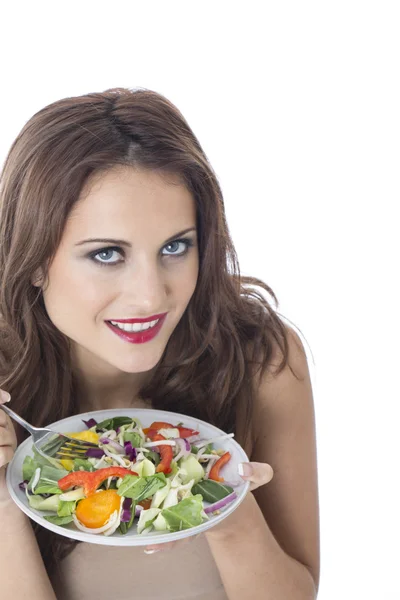 Jovem mulher comendo agitar legumes fritos — Fotografia de Stock