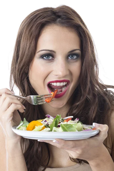 Attraente giovane donna che mangia verdure fritte mescolate — Foto Stock