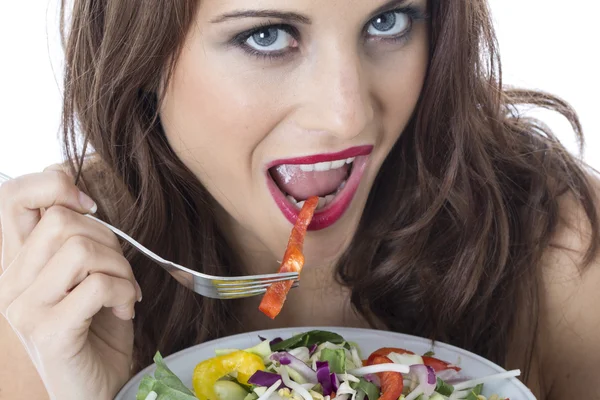 Attraente giovane donna che mangia verdure fritte mescolate — Foto Stock