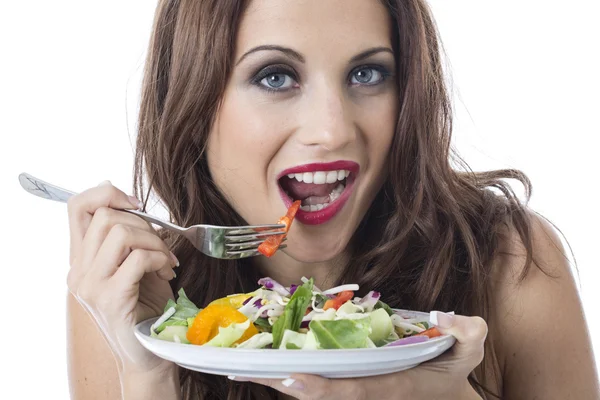 Attraktive junge Frau isst frittiertes Gemüse — Stockfoto