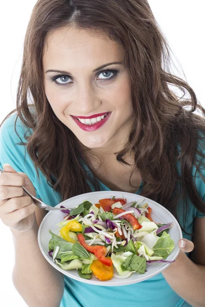 Aantrekkelijke jonge vrouw eten roer gebakken groenten — Stockfoto