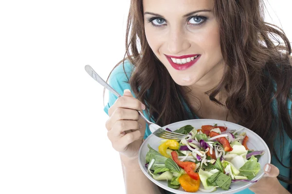 Aantrekkelijke jonge vrouw eten roer gebakken groenten — Stockfoto