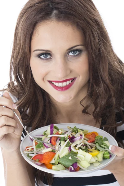 Aantrekkelijke jonge vrouw eten roer gebakken groenten — Stockfoto