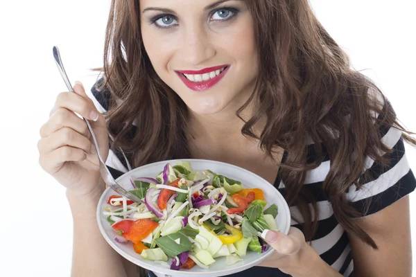 Attraktive junge Frau isst frittiertes Gemüse — Stockfoto
