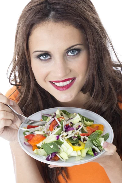 Aantrekkelijke jonge vrouw eten roer gebakken groenten — Stockfoto