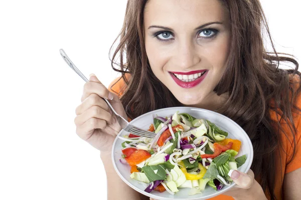 Atractiva mujer joven comiendo revuelva verduras fritas — Foto de Stock