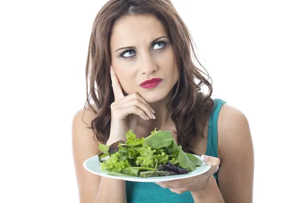 Eszik zöld levelű saláta vonzó fiatal nő — Stock Fotó