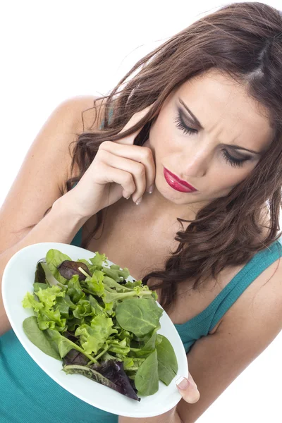 Jovem mulher atraente comendo salada de folhas verdes — Fotografia de Stock