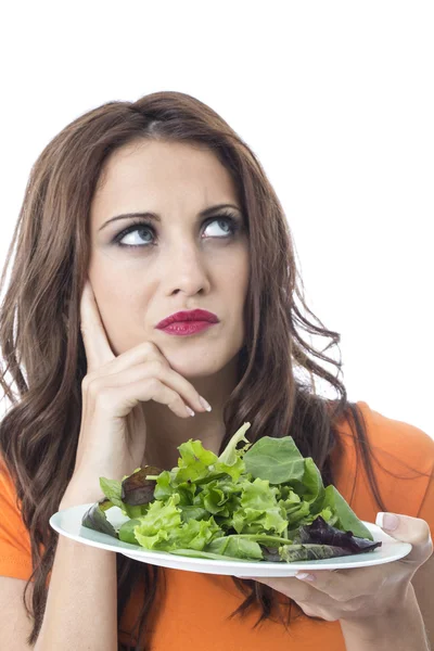 Atrakcyjna młoda kobieta jedzenie liściach sałaty — Zdjęcie stockowe