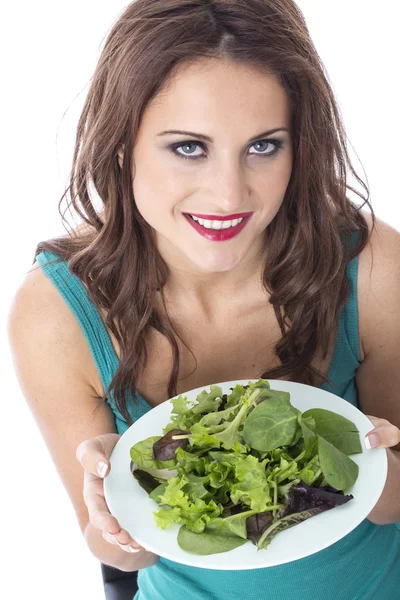 Attraente giovane donna che mangia insalata verde foglia — Foto Stock